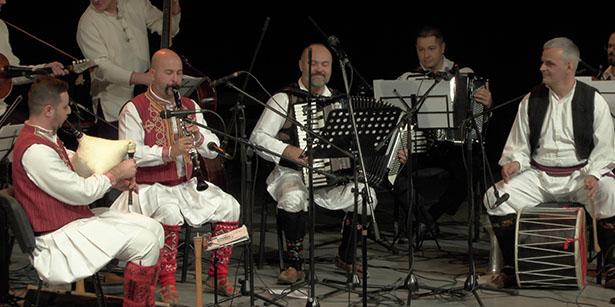 Песмом и свирком Балканском